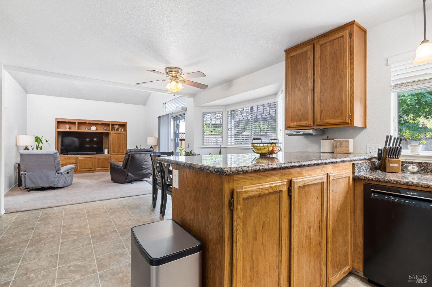 Detail Gallery Image 21 of 48 For 2344 Donahue Ave, Santa Rosa,  CA 95401 - 3 Beds | 2/1 Baths