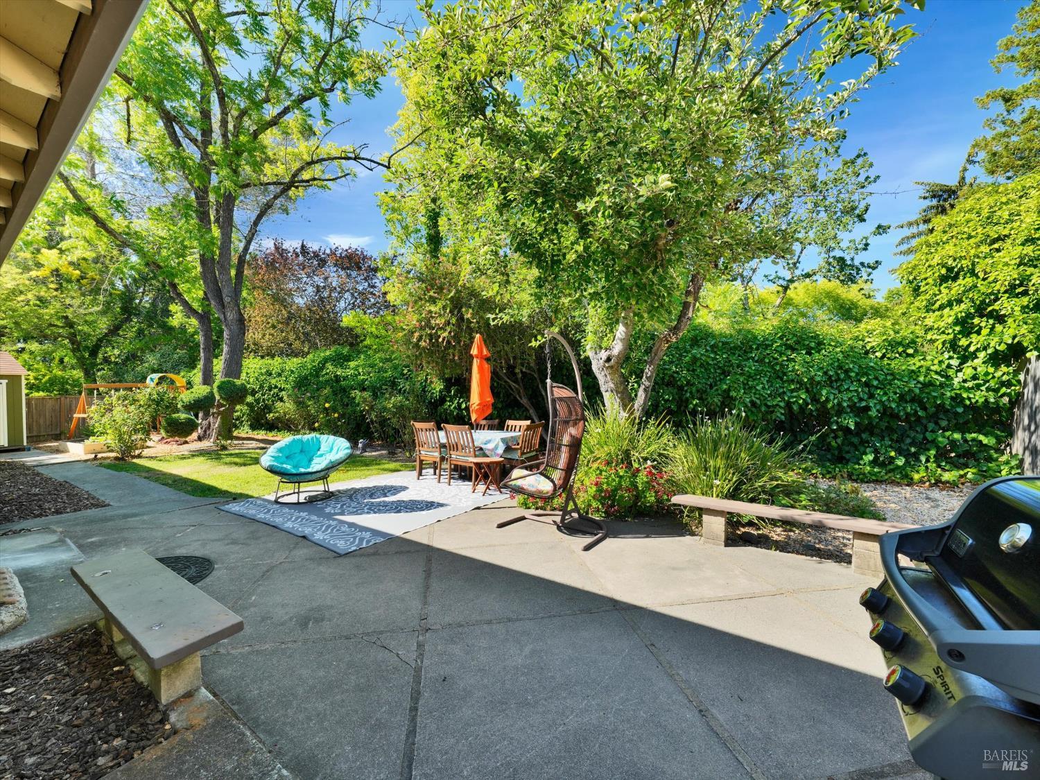 Detail Gallery Image 27 of 35 For 1642 Calavaras Dr, Santa Rosa,  CA 95405 - 3 Beds | 2 Baths