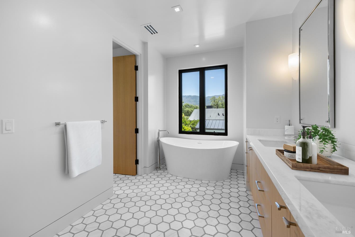 Detail Gallery Image 16 of 36 For 1547 Allyn Ave, Saint Helena,  CA 94574 - 5 Beds | 5 Baths