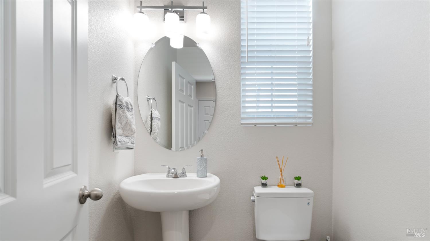 Detail Gallery Image 12 of 30 For 2129 Kingwood Rd, Rohnert Park,  CA 94928 - 3 Beds | 2/1 Baths