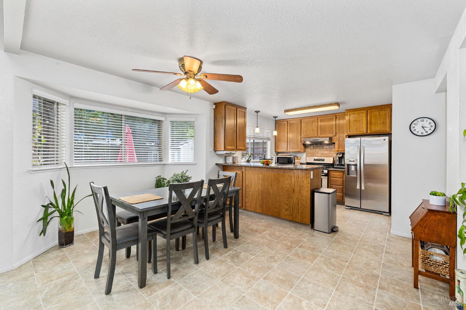 Detail Gallery Image 11 of 48 For 2344 Donahue Ave, Santa Rosa,  CA 95401 - 3 Beds | 2/1 Baths