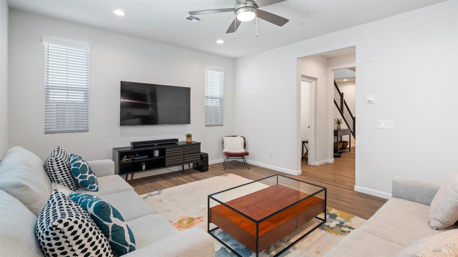 Detail Gallery Image 4 of 30 For 2129 Kingwood Rd, Rohnert Park,  CA 94928 - 3 Beds | 2/1 Baths