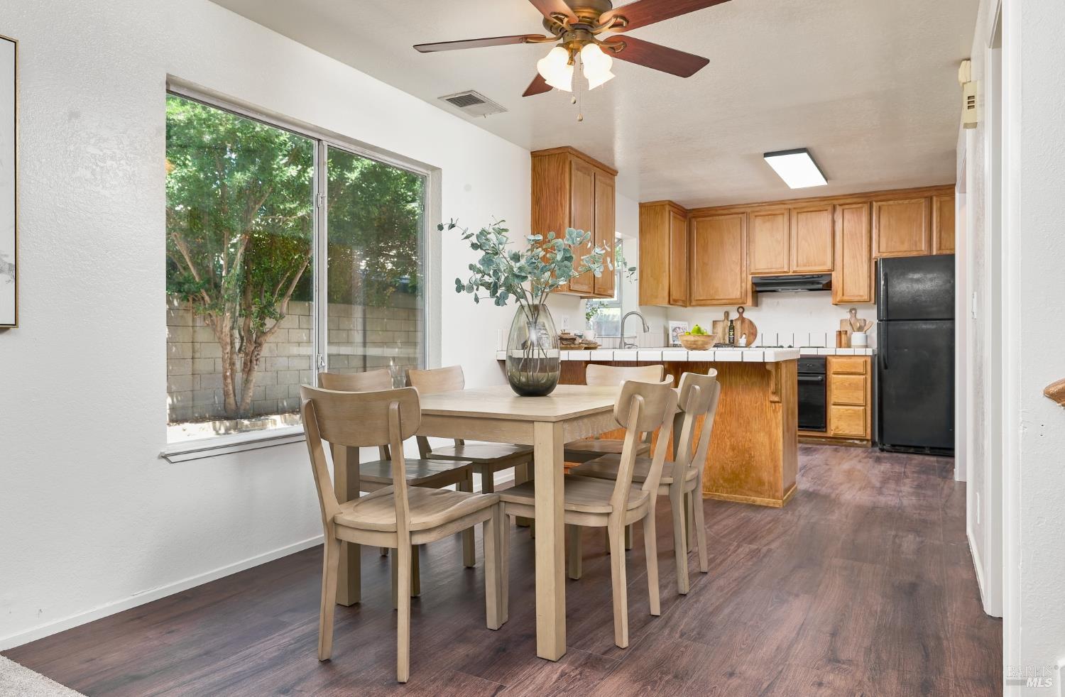 Detail Gallery Image 9 of 29 For 1325 Angela Ct, Dixon,  CA 95620 - 3 Beds | 2/1 Baths