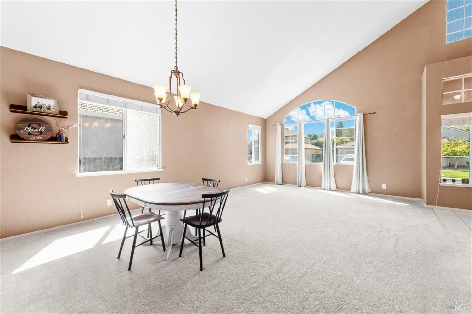 Detail Gallery Image 9 of 63 For 273 Lisburn Way, Vacaville,  CA 95688 - 5 Beds | 3 Baths