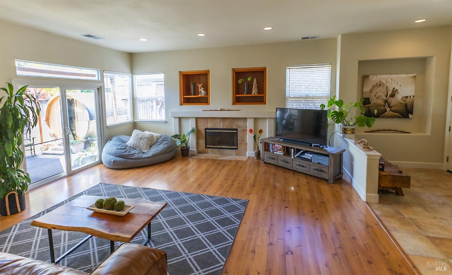 Detail Gallery Image 4 of 38 For 281 Cambria Way, Santa Rosa,  CA 95403 - 3 Beds | 2 Baths
