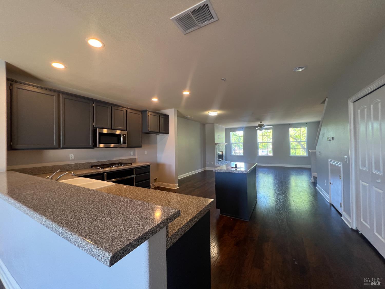 Detail Gallery Image 5 of 22 For 848 Mcclelland Dr #U4,  Windsor,  CA 95492 - 3 Beds | 2/1 Baths