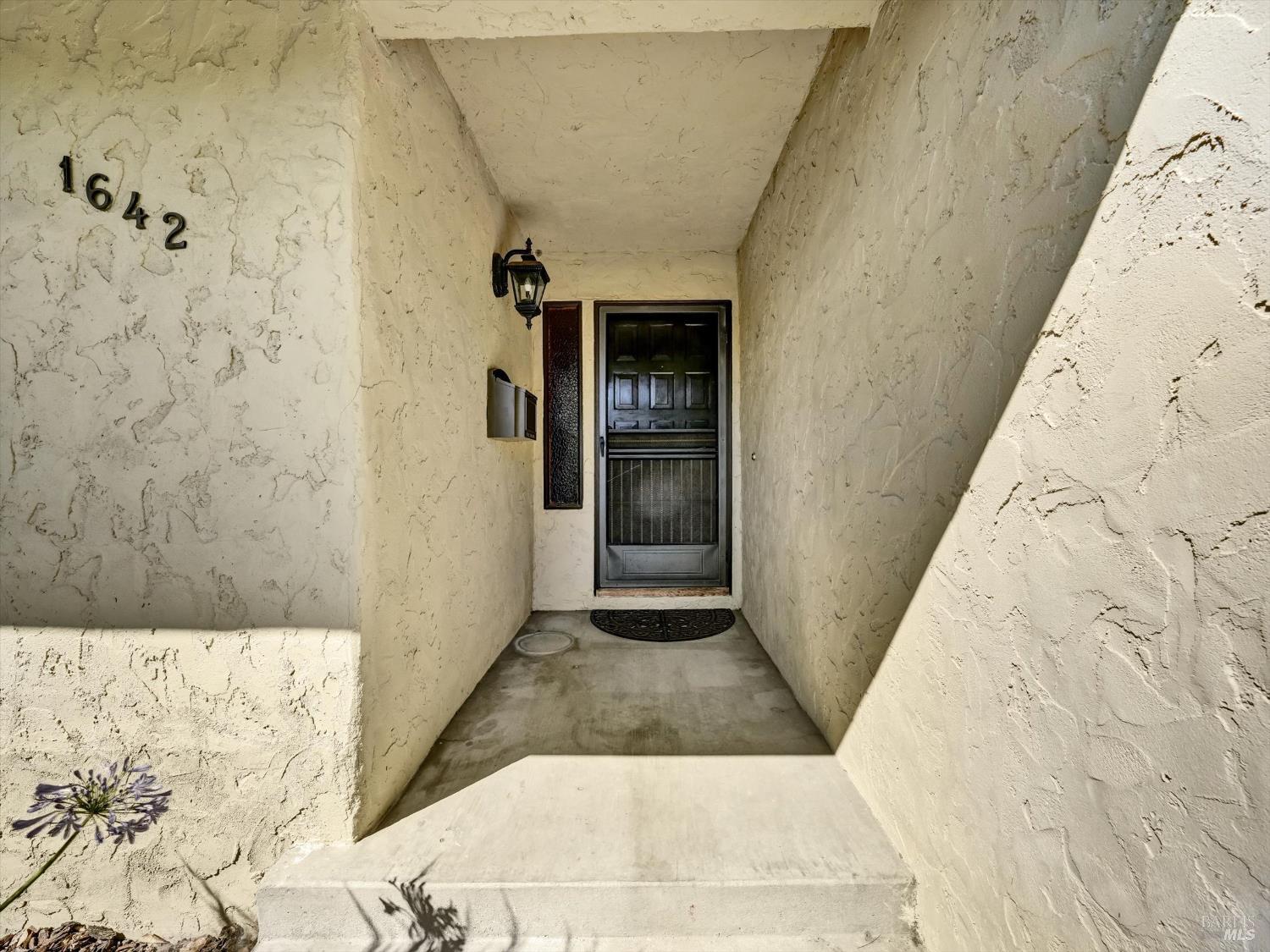 Detail Gallery Image 4 of 35 For 1642 Calavaras Dr, Santa Rosa,  CA 95405 - 3 Beds | 2 Baths