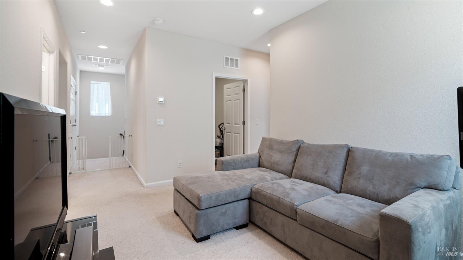 Detail Gallery Image 14 of 30 For 2129 Kingwood Rd, Rohnert Park,  CA 94928 - 3 Beds | 2/1 Baths