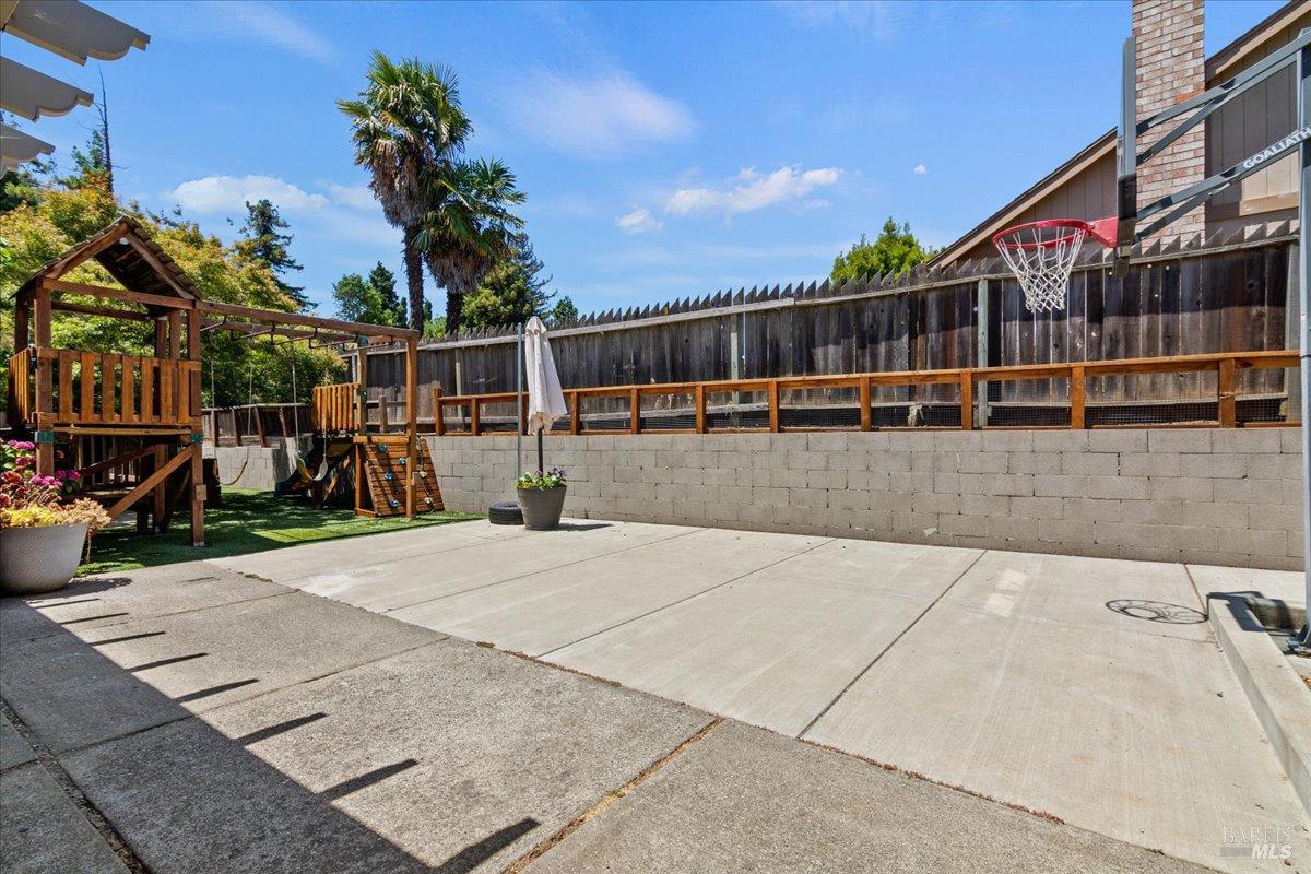 Detail Gallery Image 29 of 30 For 248 Essex Way, Benicia,  CA 94510 - 4 Beds | 2/1 Baths
