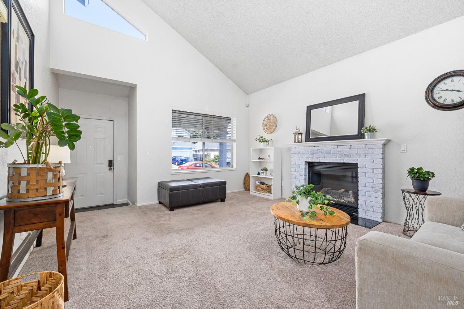 Detail Gallery Image 8 of 48 For 2344 Donahue Ave, Santa Rosa,  CA 95401 - 3 Beds | 2/1 Baths