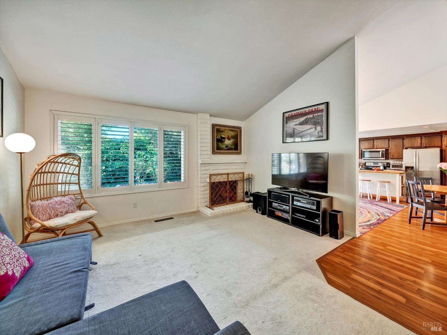 Detail Gallery Image 8 of 35 For 1642 Calavaras Dr, Santa Rosa,  CA 95405 - 3 Beds | 2 Baths