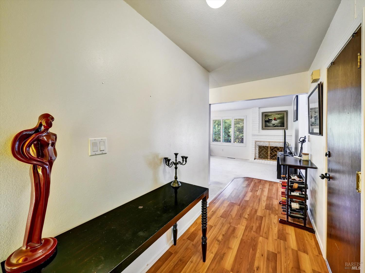 Detail Gallery Image 5 of 35 For 1642 Calavaras Dr, Santa Rosa,  CA 95405 - 3 Beds | 2 Baths