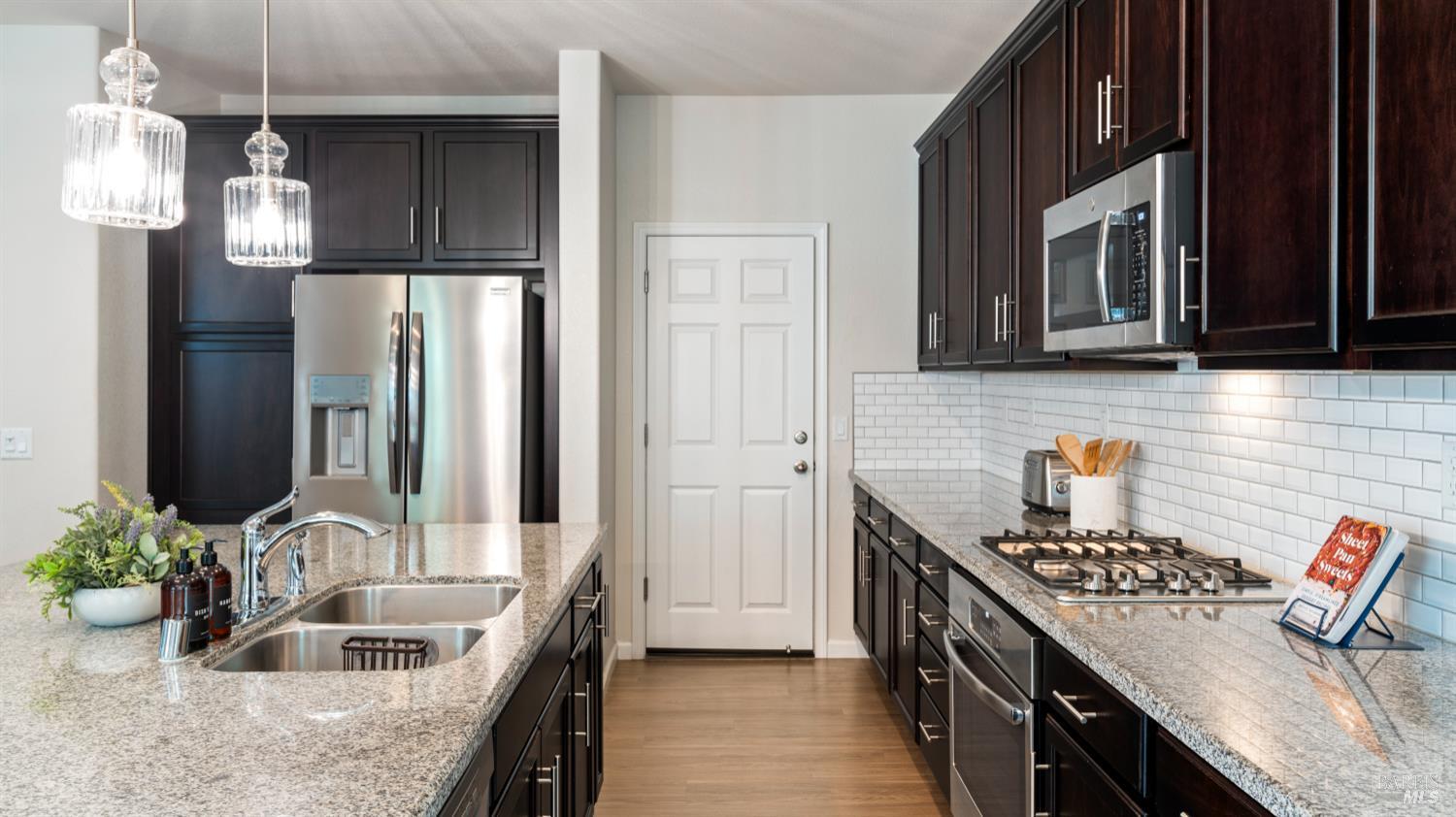 Detail Gallery Image 9 of 30 For 2129 Kingwood Rd, Rohnert Park,  CA 94928 - 3 Beds | 2/1 Baths