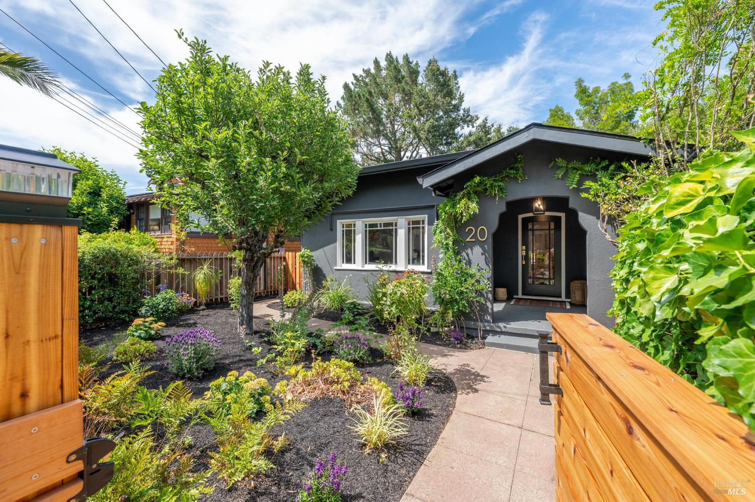 Detail Gallery Image 3 of 46 For 20 Scenic Rd, Fairfax,  CA 94930 - 2 Beds | 1 Baths