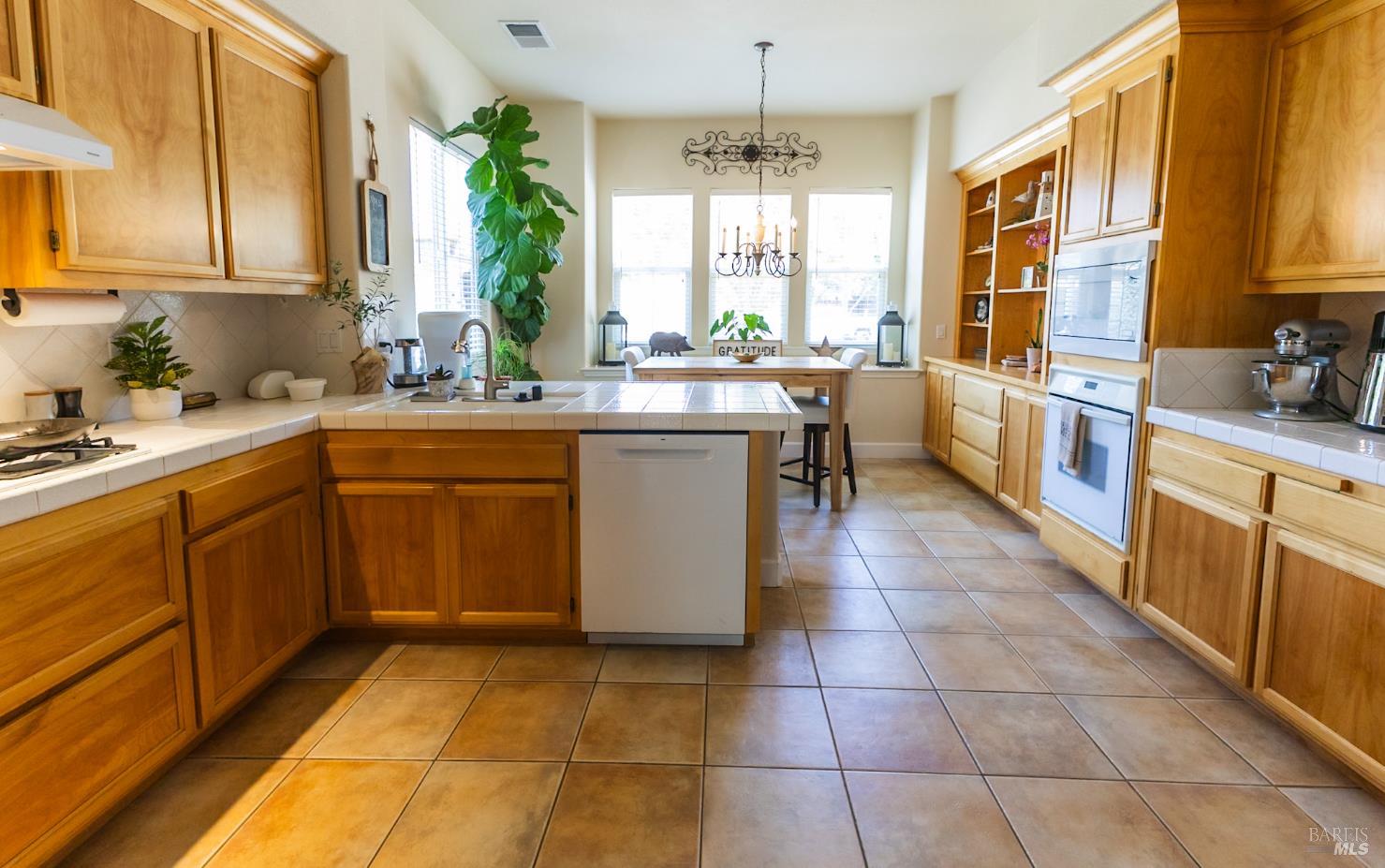 Detail Gallery Image 7 of 38 For 281 Cambria Way, Santa Rosa,  CA 95403 - 3 Beds | 2 Baths