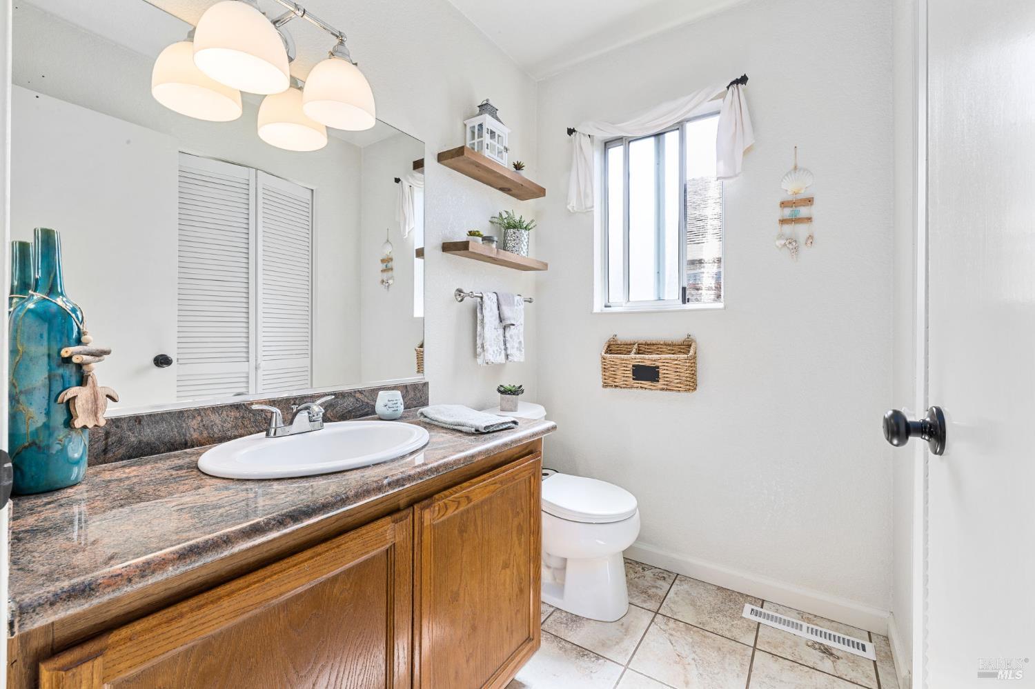 Detail Gallery Image 19 of 48 For 2344 Donahue Ave, Santa Rosa,  CA 95401 - 3 Beds | 2/1 Baths