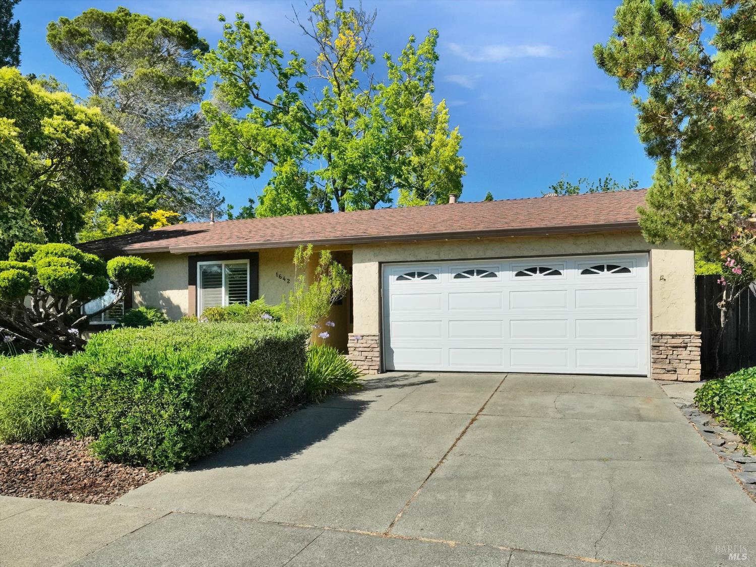 Detail Gallery Image 3 of 35 For 1642 Calavaras Dr, Santa Rosa,  CA 95405 - 3 Beds | 2 Baths