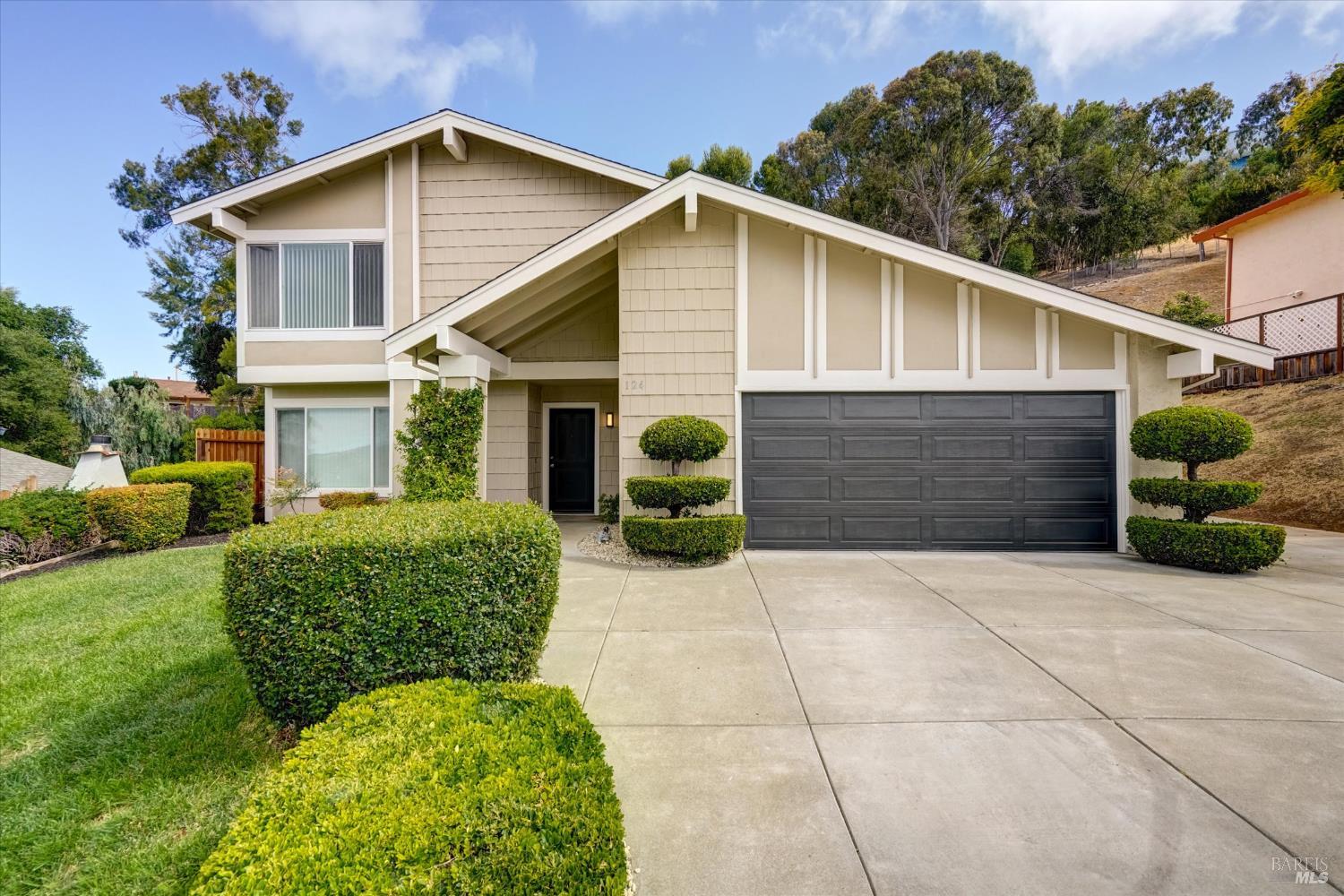 Detail Gallery Image 1 of 40 For 124 Evergreen Way, Vallejo,  CA 94591 - 4 Beds | 2/1 Baths