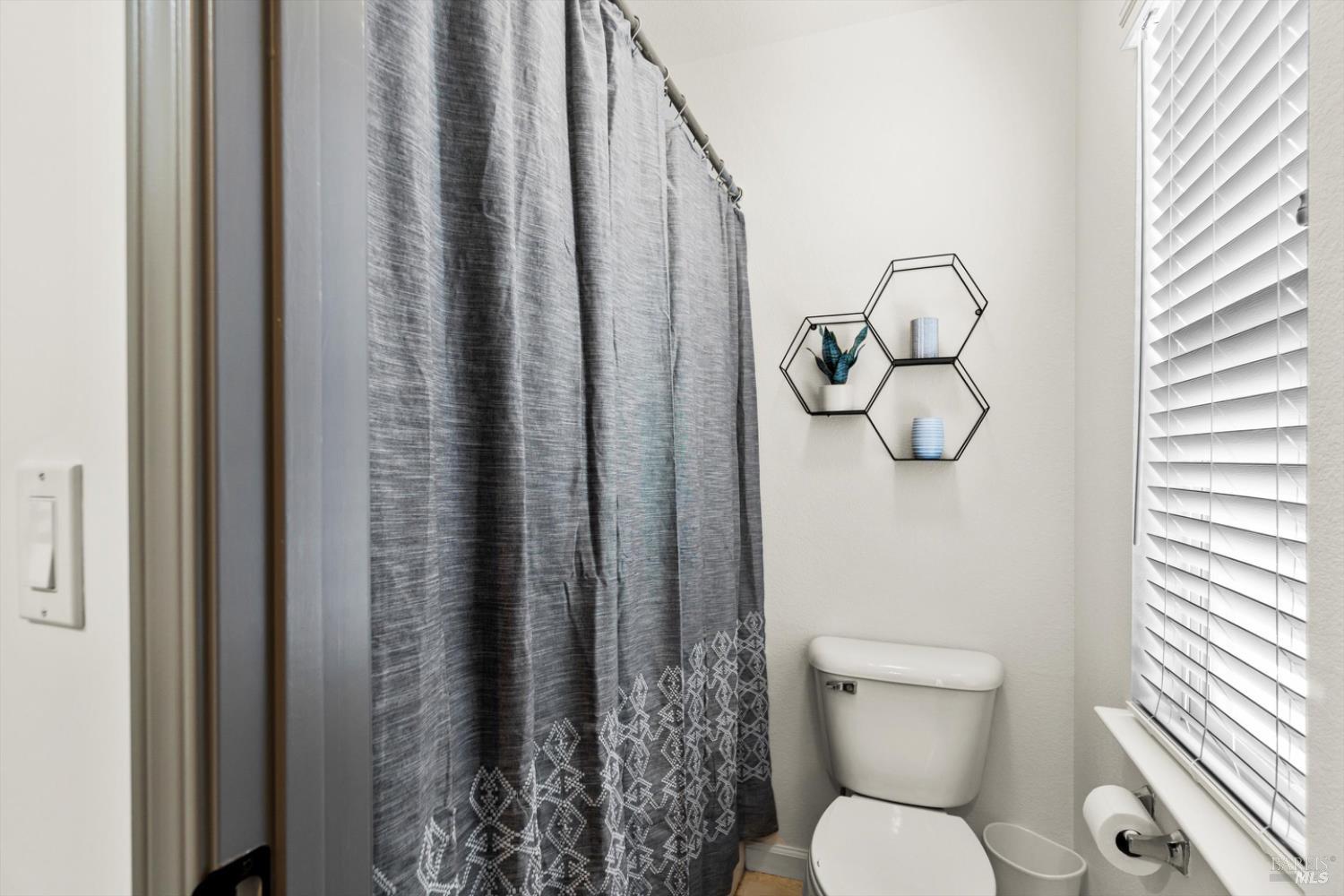 Detail Gallery Image 25 of 55 For 1451 Golf Course Dr, Windsor,  CA 95492 - 4 Beds | 2/1 Baths