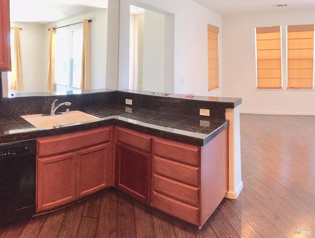 Detail Gallery Image 6 of 9 For 2285 Alysheba Ct, Napa,  CA 94559 - 3 Beds | 2/1 Baths