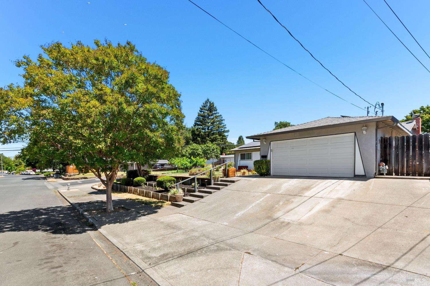 Detail Gallery Image 3 of 56 For 2004 S Terrace Dr, Napa,  CA 94559 - 3 Beds | 2 Baths