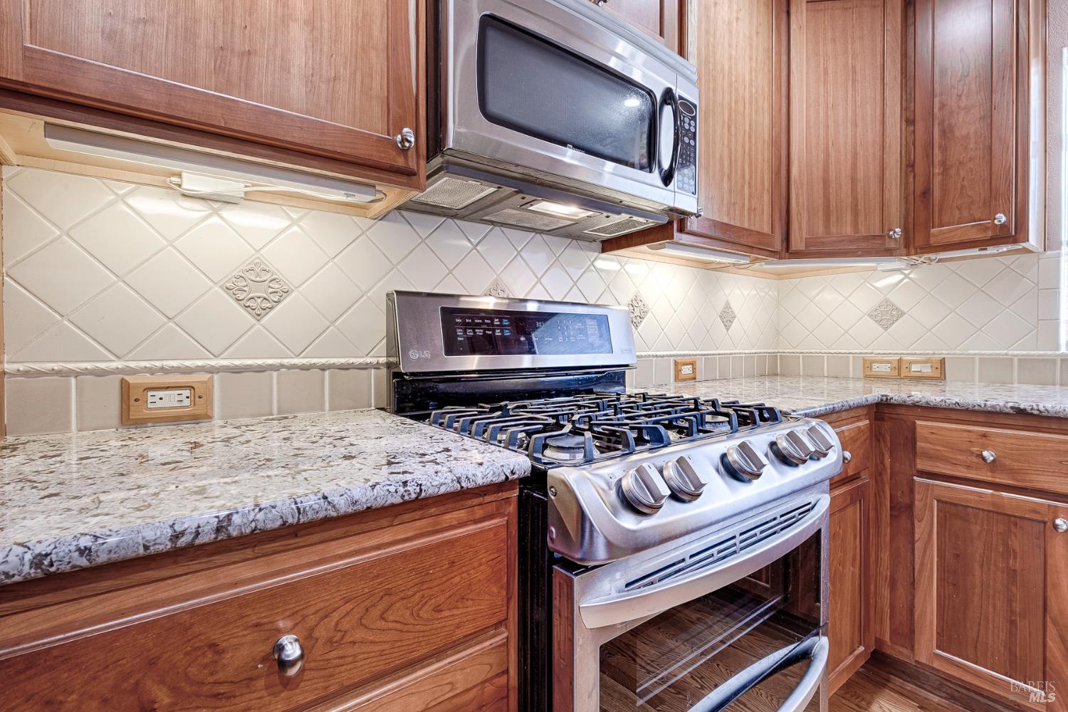 Detail Gallery Image 12 of 50 For 615 Montclair Dr, Santa Rosa,  CA 95409 - 3 Beds | 2 Baths