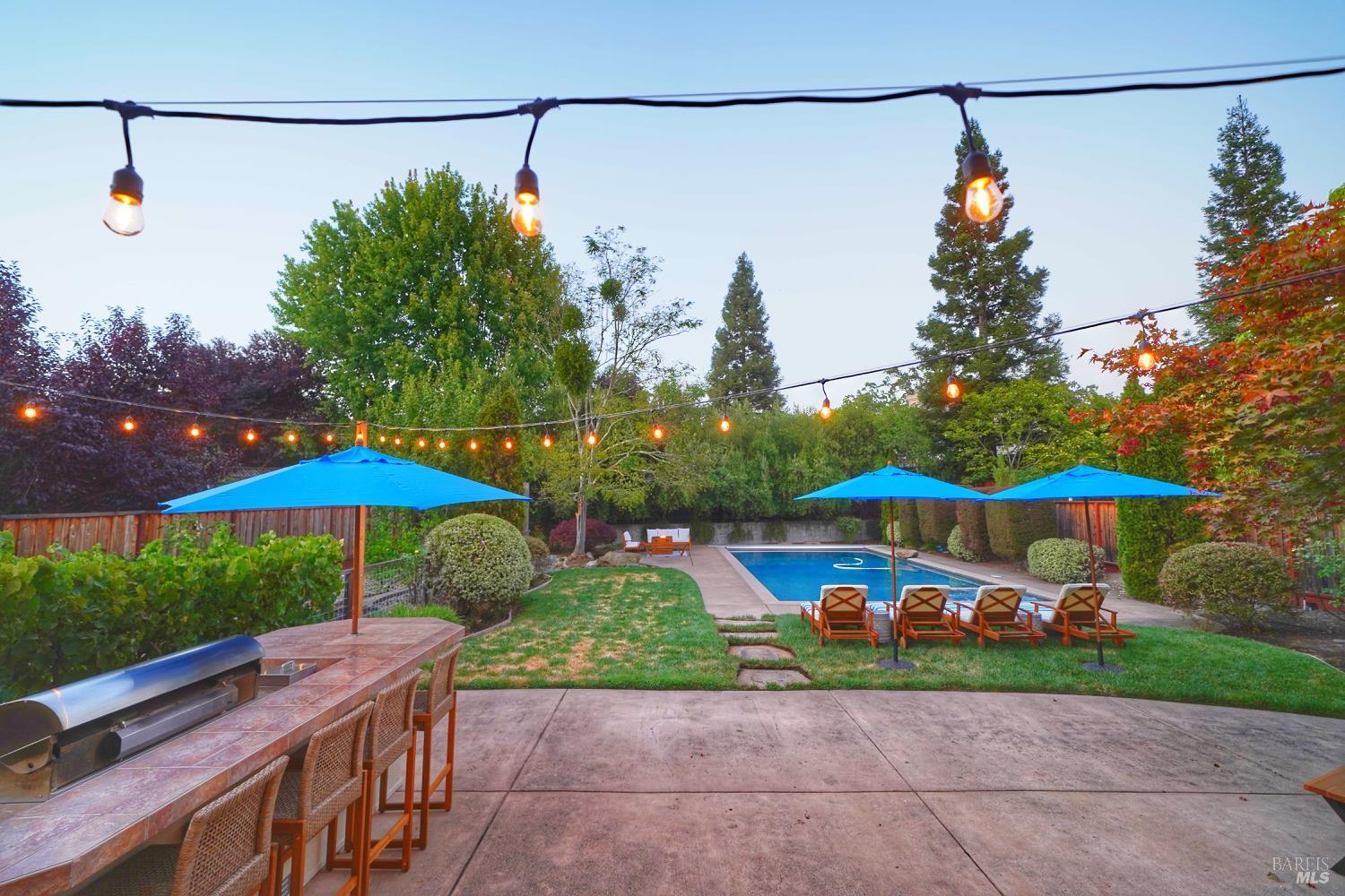 Detail Gallery Image 7 of 55 For 1451 Golf Course Dr, Windsor,  CA 95492 - 4 Beds | 2/1 Baths