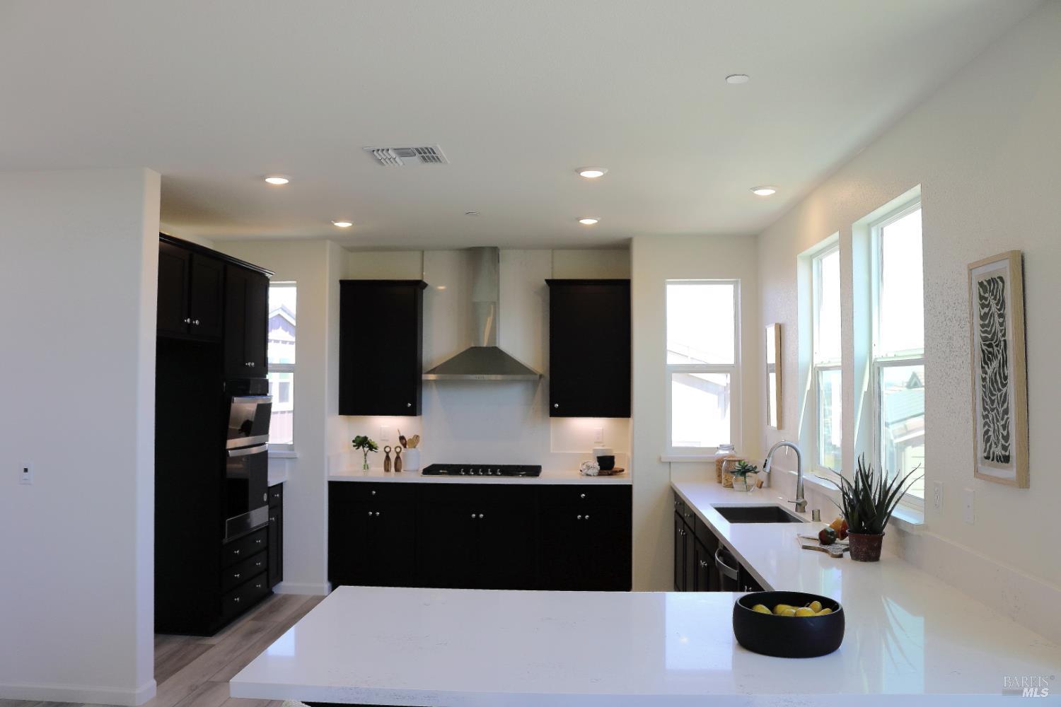 Detail Gallery Image 5 of 32 For 2 Topaz Ct, Petaluma,  CA 94952 - 3 Beds | 3 Baths