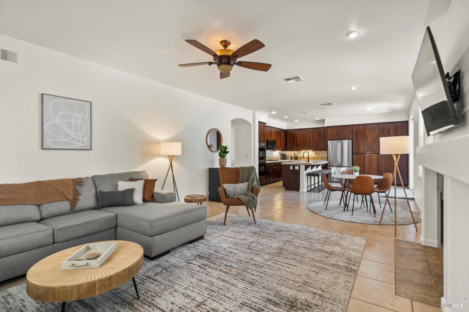 Detail Gallery Image 13 of 55 For 1451 Golf Course Dr, Windsor,  CA 95492 - 4 Beds | 2/1 Baths