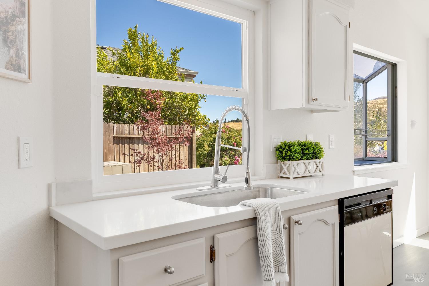 Detail Gallery Image 13 of 54 For 567 Primrose Ln, Benicia,  CA 94510 - 3 Beds | 2 Baths