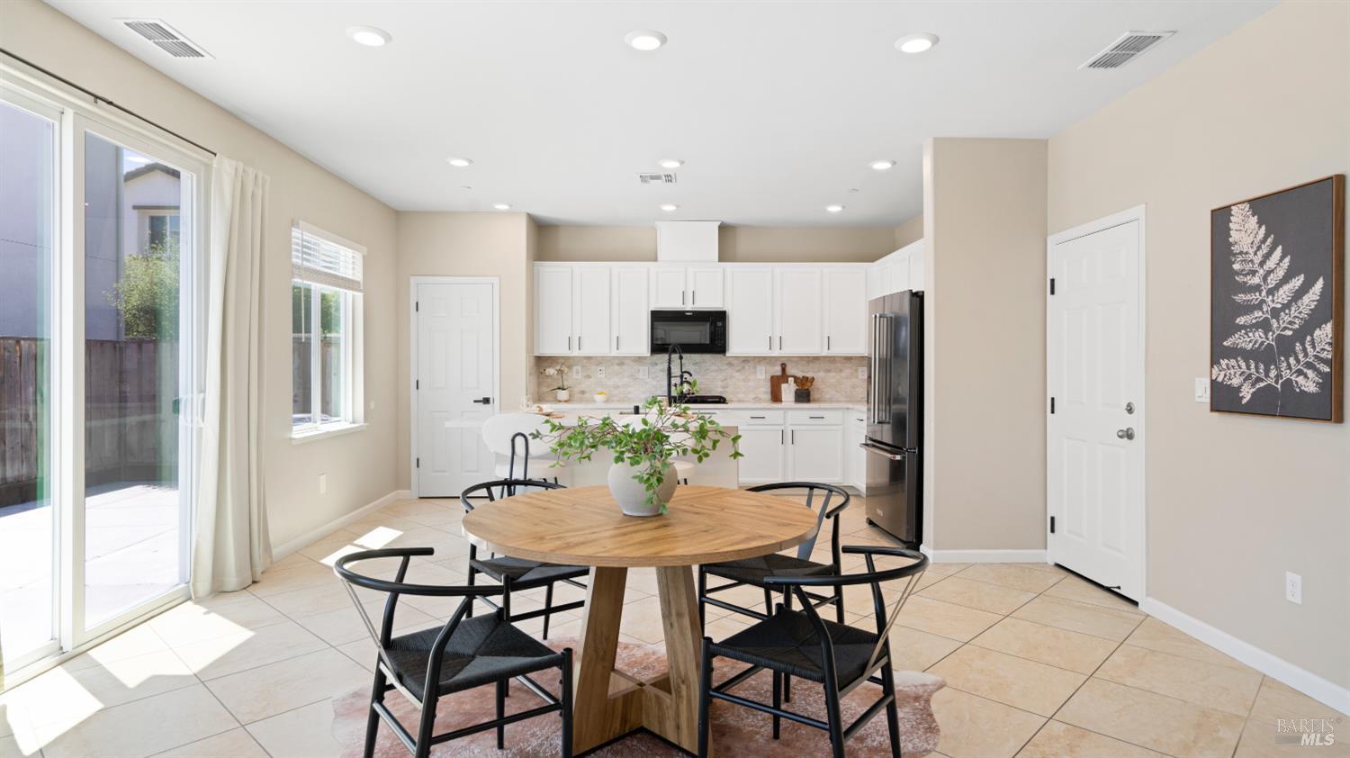 Detail Gallery Image 8 of 42 For 5114 Kolton Pl, Rohnert Park,  CA 94928 - 5 Beds | 2/1 Baths