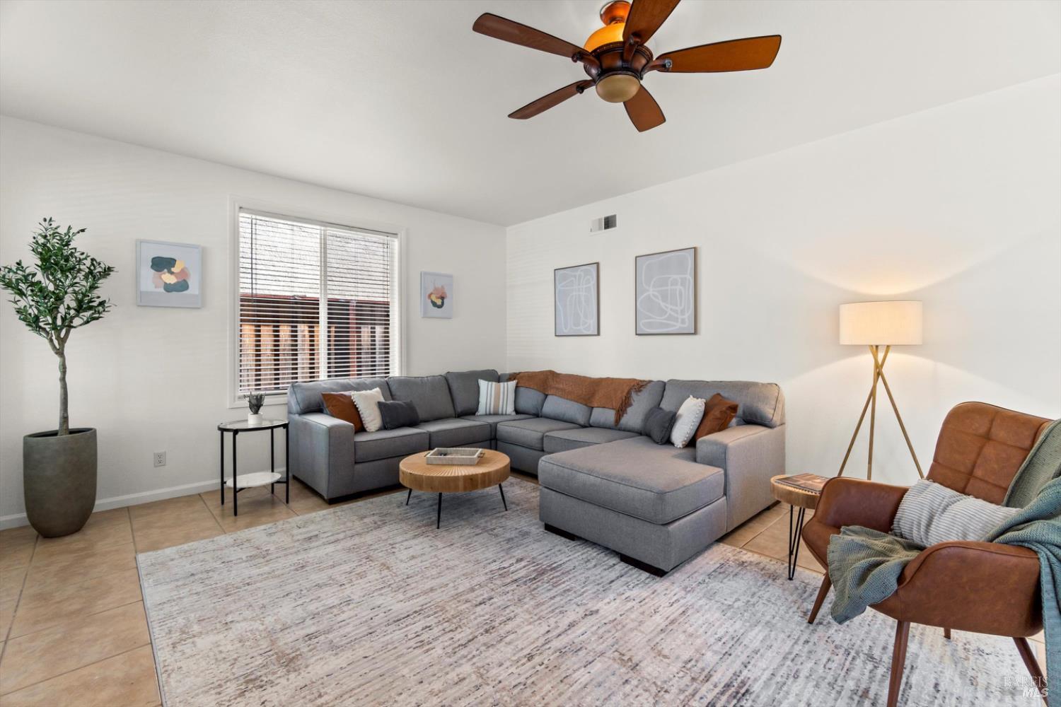 Detail Gallery Image 11 of 55 For 1451 Golf Course Dr, Windsor,  CA 95492 - 4 Beds | 2/1 Baths