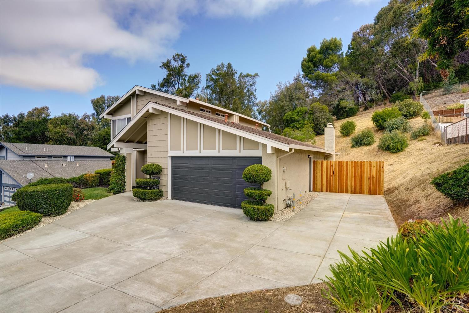 Detail Gallery Image 2 of 40 For 124 Evergreen Way, Vallejo,  CA 94591 - 4 Beds | 2/1 Baths