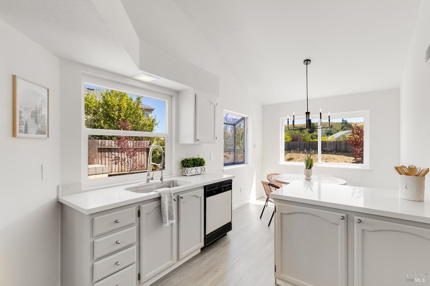 Detail Gallery Image 10 of 54 For 567 Primrose Ln, Benicia,  CA 94510 - 3 Beds | 2 Baths