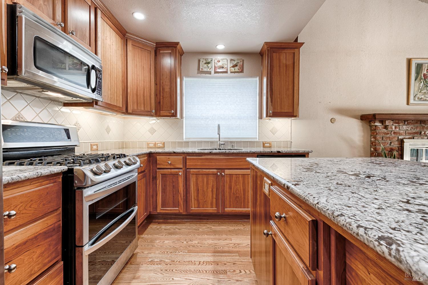 Detail Gallery Image 11 of 50 For 615 Montclair Dr, Santa Rosa,  CA 95409 - 3 Beds | 2 Baths
