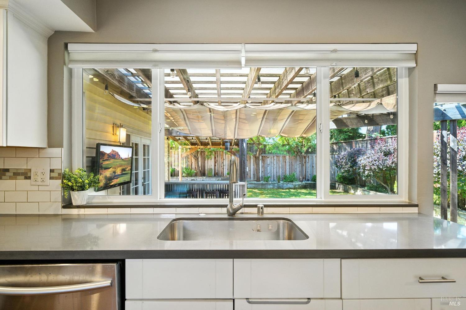 Detail Gallery Image 9 of 37 For 5332 Santa Teresa Ave, Santa Rosa,  CA 95409 - 4 Beds | 2 Baths