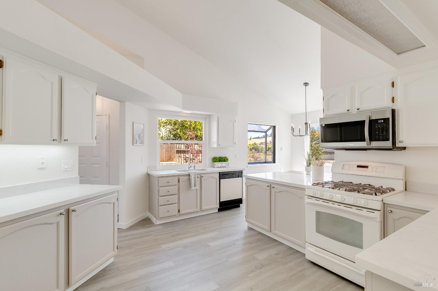 Detail Gallery Image 16 of 54 For 567 Primrose Ln, Benicia,  CA 94510 - 3 Beds | 2 Baths