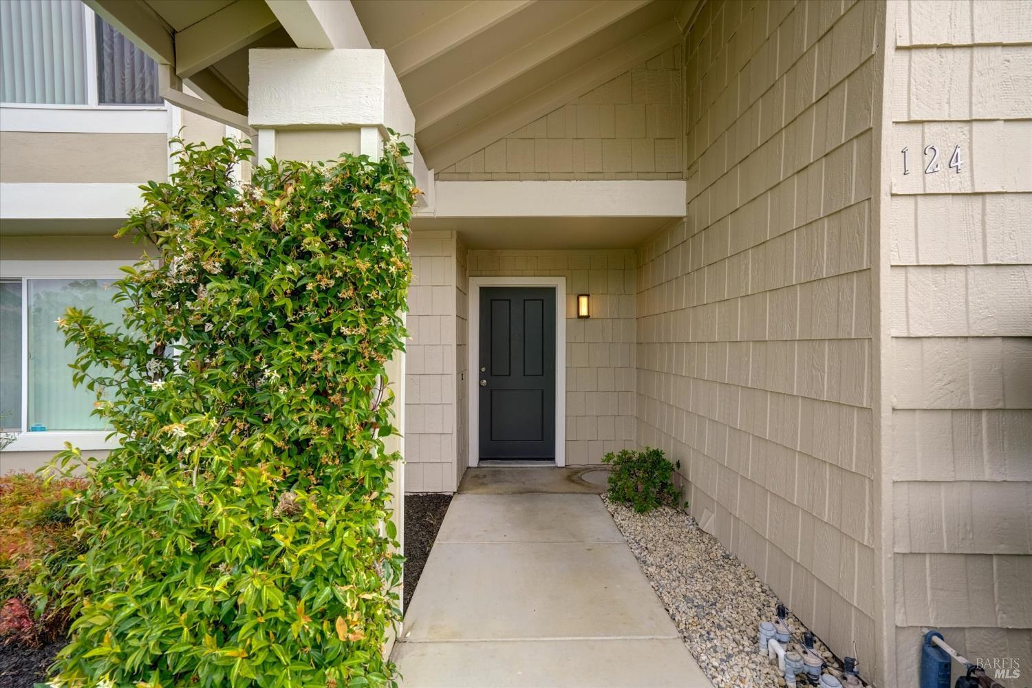 Detail Gallery Image 4 of 40 For 124 Evergreen Way, Vallejo,  CA 94591 - 4 Beds | 2/1 Baths
