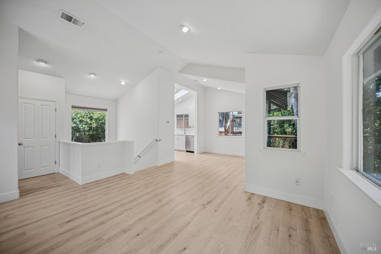 Detail Gallery Image 25 of 31 For 406 Wellesley Ct, Mill Valley,  CA 94941 - 2 Beds | 1/1 Baths