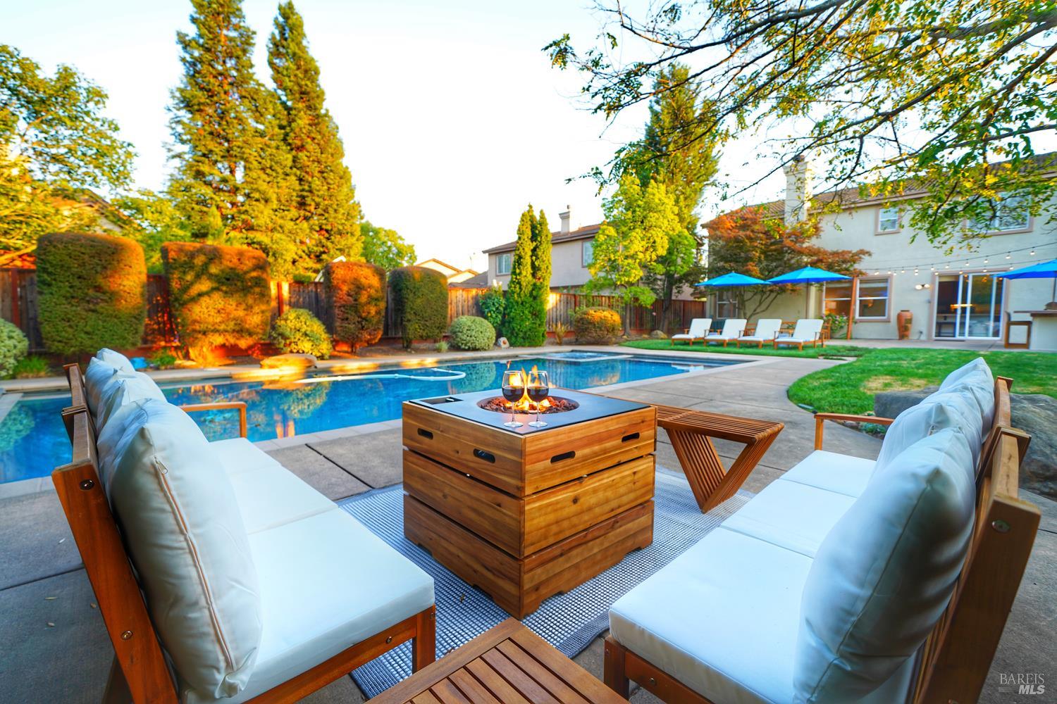 Detail Gallery Image 3 of 55 For 1451 Golf Course Dr, Windsor,  CA 95492 - 4 Beds | 2/1 Baths
