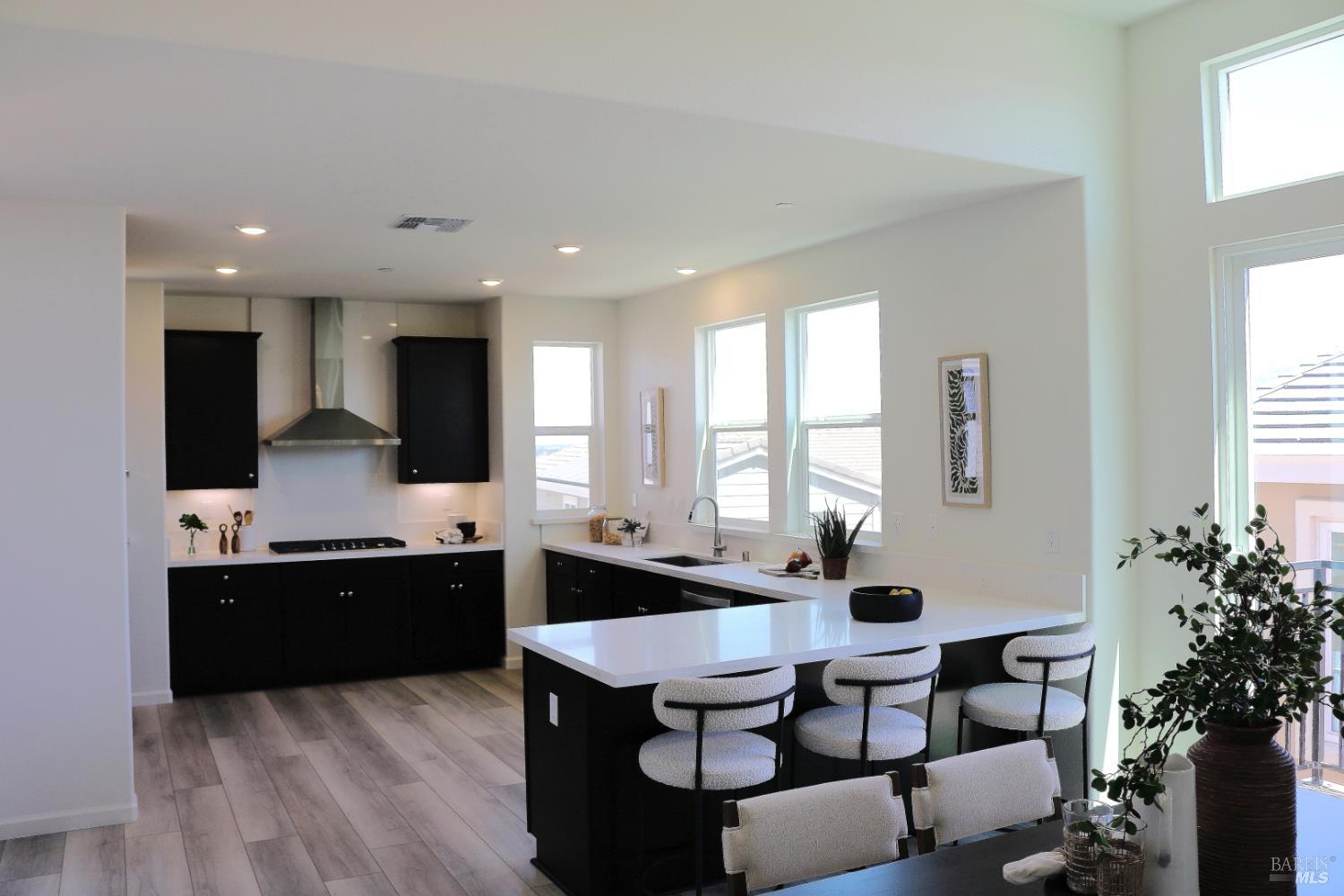 Detail Gallery Image 4 of 32 For 2 Topaz Ct, Petaluma,  CA 94952 - 3 Beds | 3 Baths