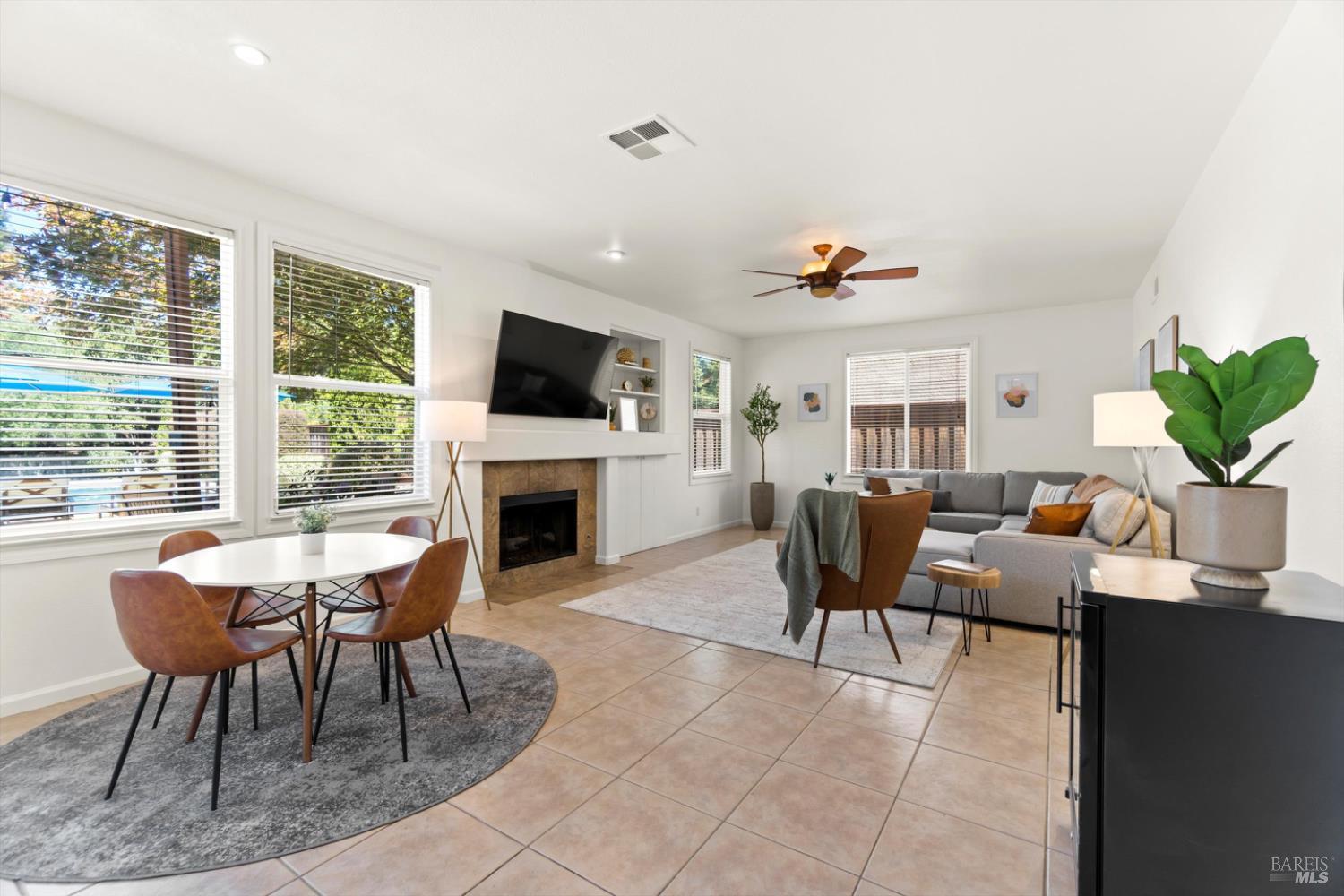 Detail Gallery Image 12 of 55 For 1451 Golf Course Dr, Windsor,  CA 95492 - 4 Beds | 2/1 Baths