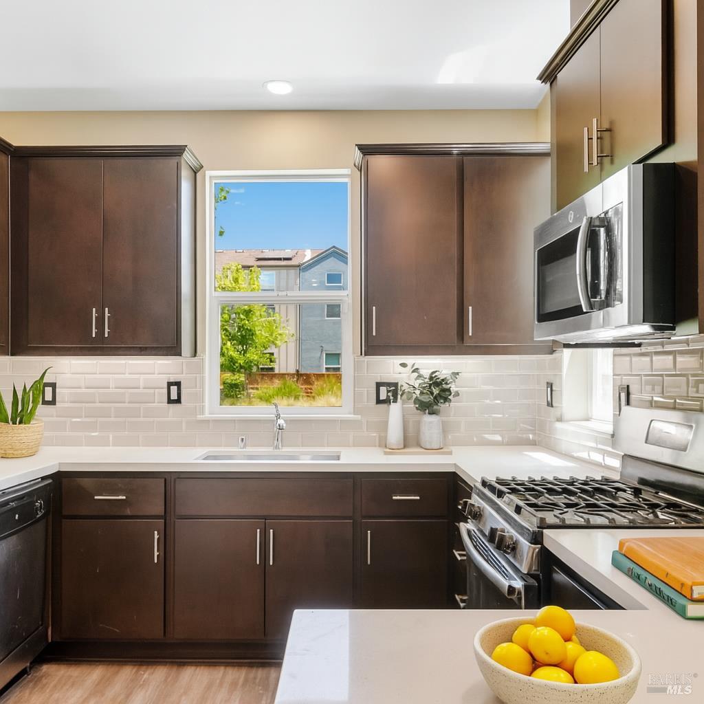 Detail Gallery Image 4 of 7 For 434 Blythewood Pl, Santa Rosa,  CA 95407 - 4 Beds | 2/1 Baths