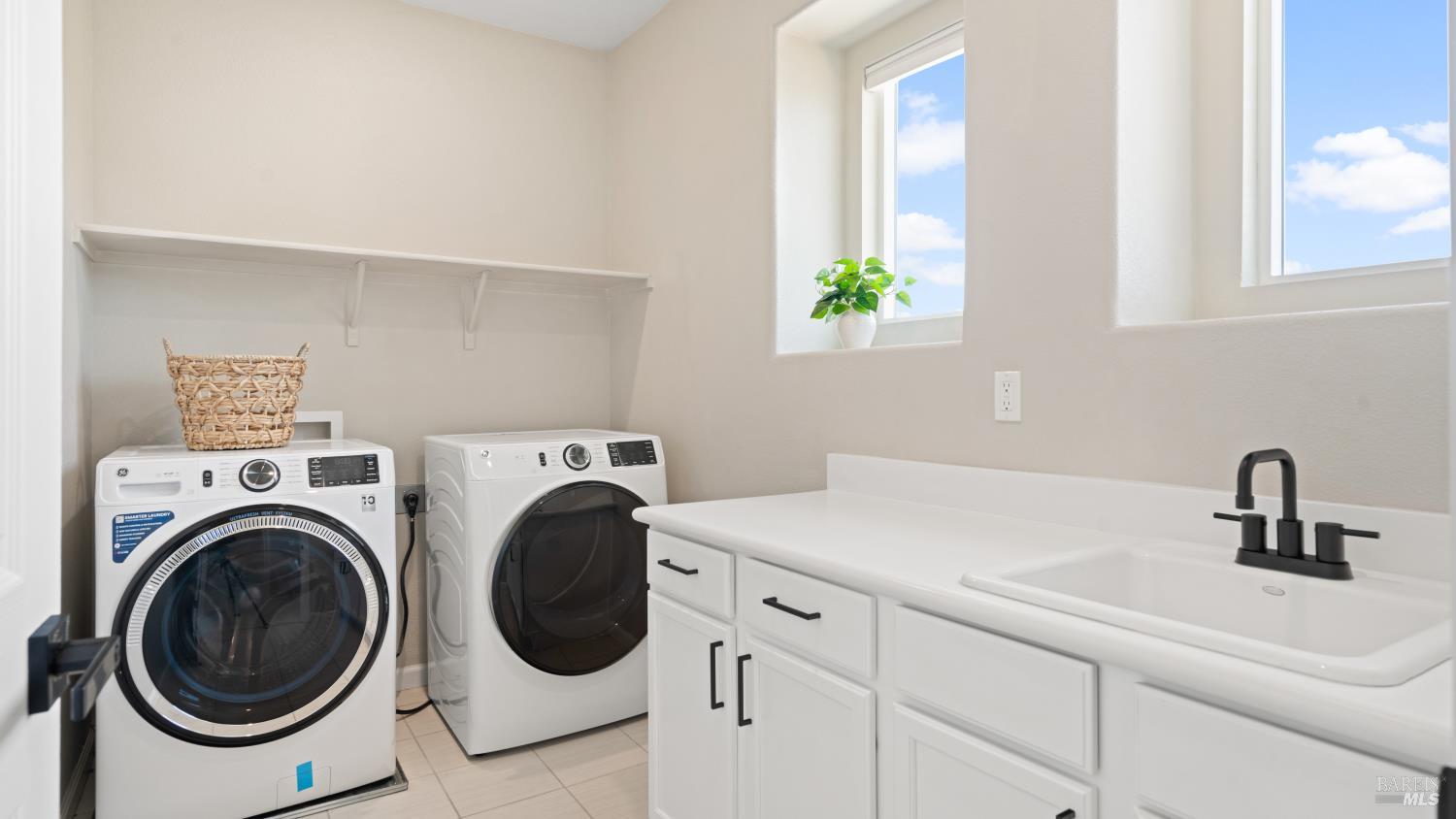 Detail Gallery Image 25 of 42 For 5114 Kolton Pl, Rohnert Park,  CA 94928 - 5 Beds | 2/1 Baths