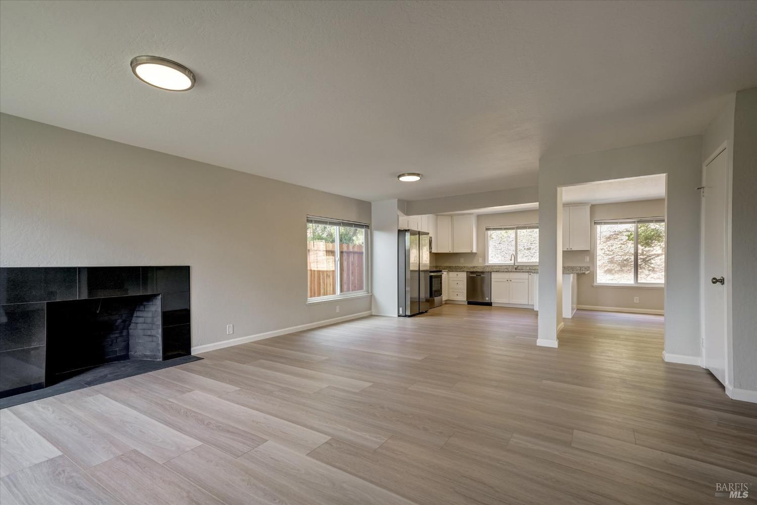 Detail Gallery Image 5 of 40 For 124 Evergreen Way, Vallejo,  CA 94591 - 4 Beds | 2/1 Baths