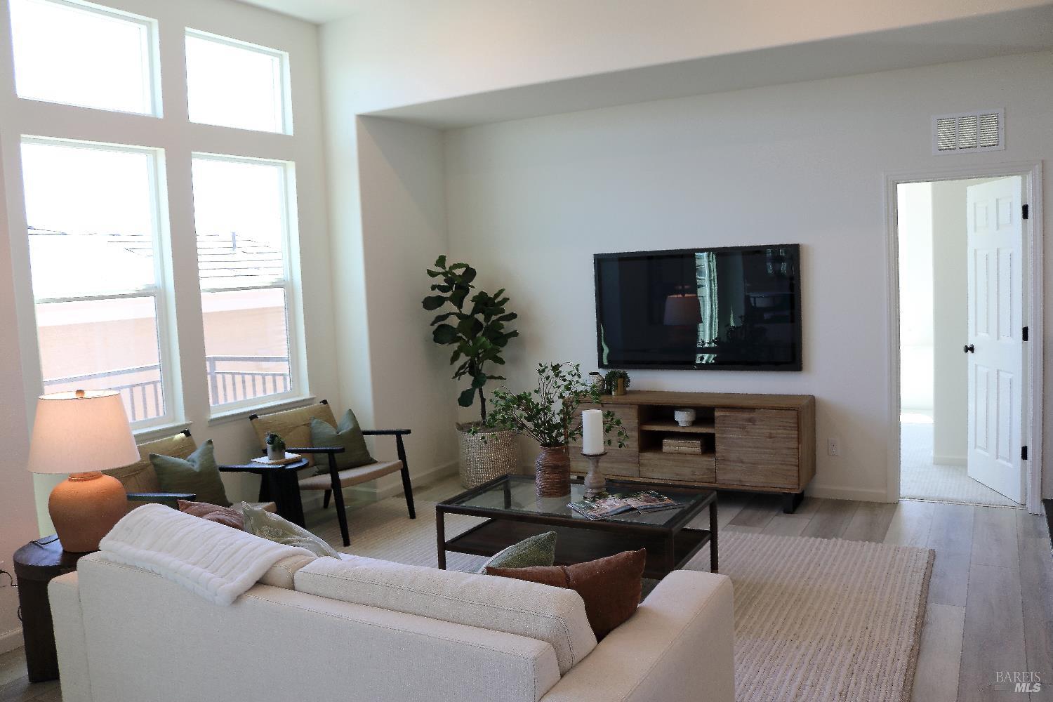 Detail Gallery Image 7 of 32 For 2 Topaz Ct, Petaluma,  CA 94952 - 3 Beds | 3 Baths