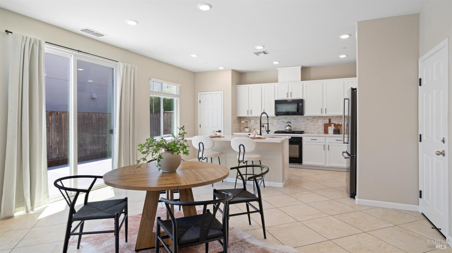 Detail Gallery Image 7 of 42 For 5114 Kolton Pl, Rohnert Park,  CA 94928 - 5 Beds | 2/1 Baths