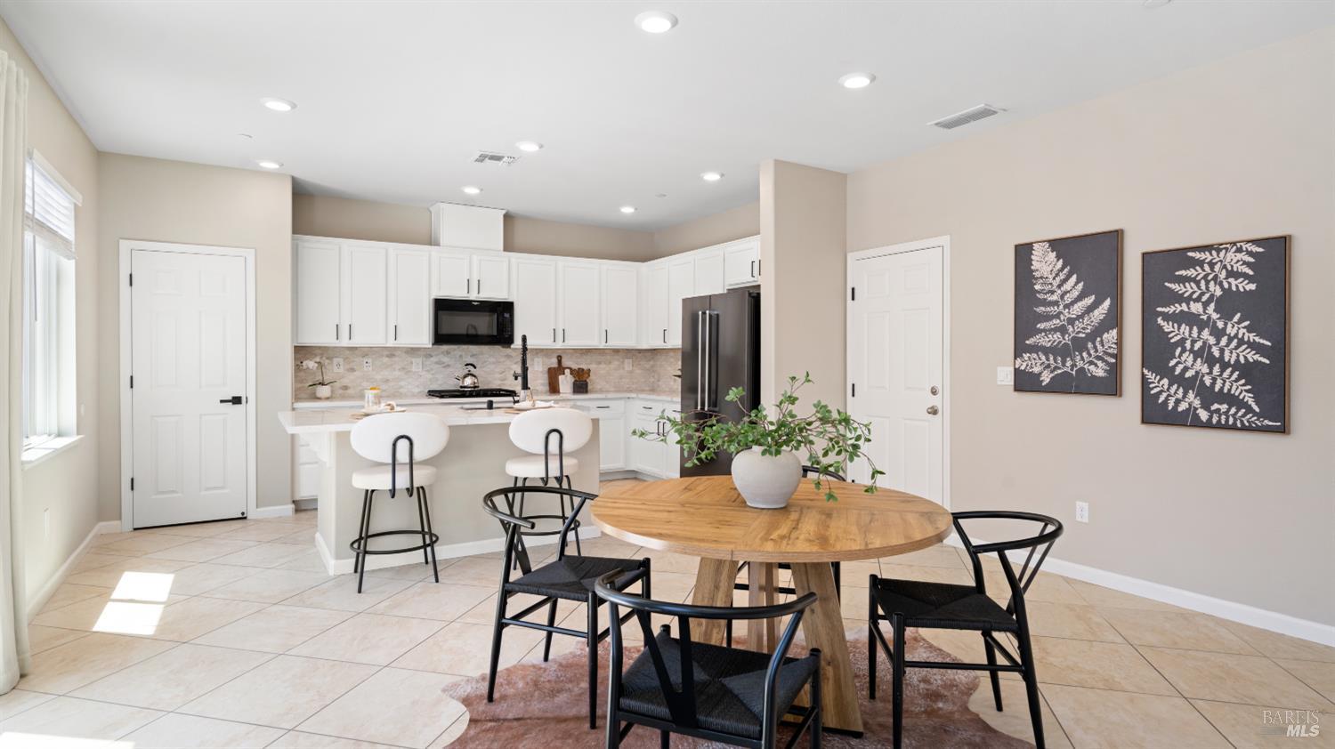 Detail Gallery Image 9 of 42 For 5114 Kolton Pl, Rohnert Park,  CA 94928 - 5 Beds | 2/1 Baths