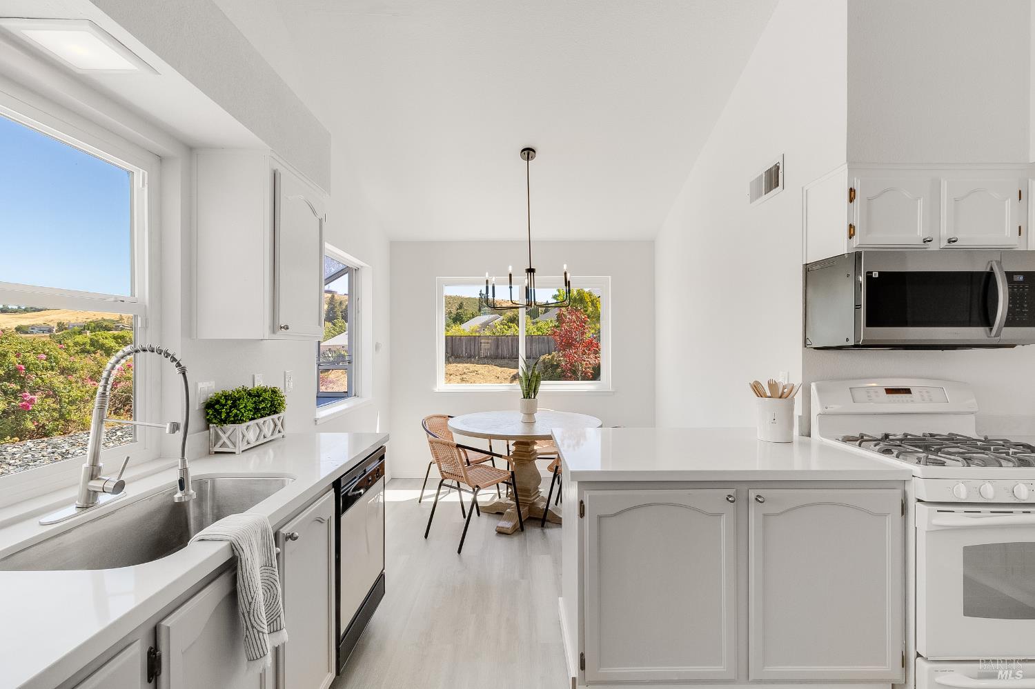 Detail Gallery Image 9 of 54 For 567 Primrose Ln, Benicia,  CA 94510 - 3 Beds | 2 Baths