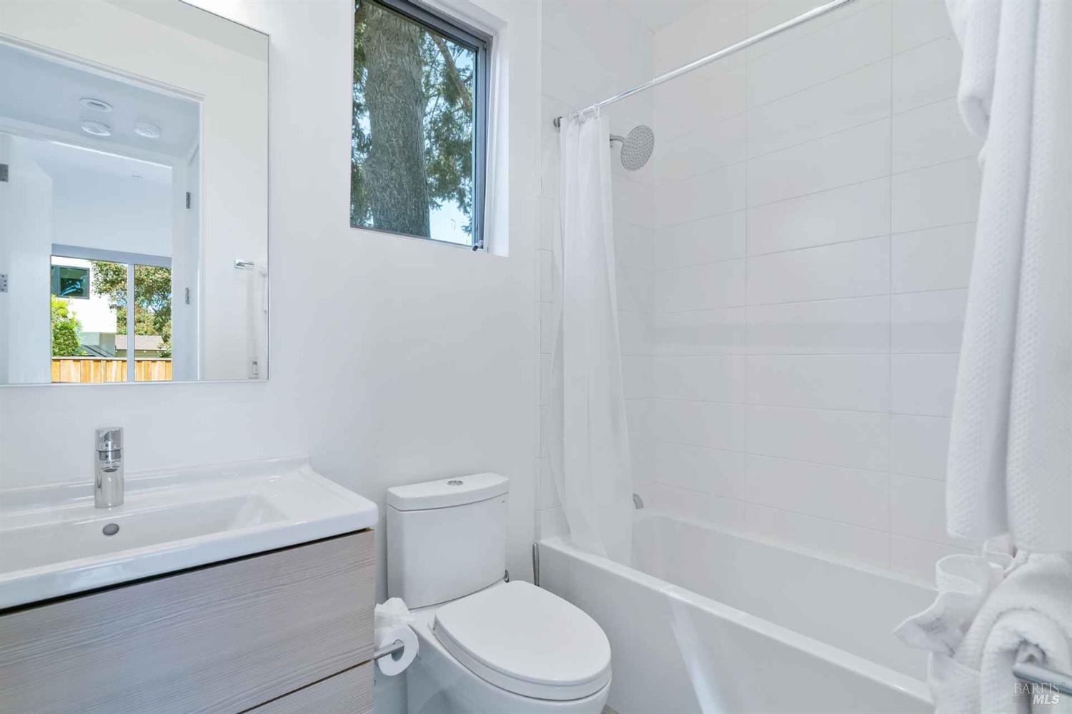 Detail Gallery Image 28 of 35 For 120 Gharkey St, Santa Cruz,  CA 95060 - 5 Beds | 5 Baths